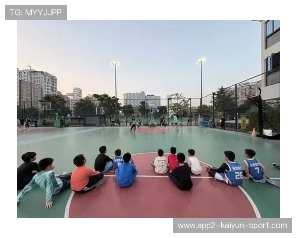 职业球员公益训练课吸引大量青少年参与，职业球员训练视频